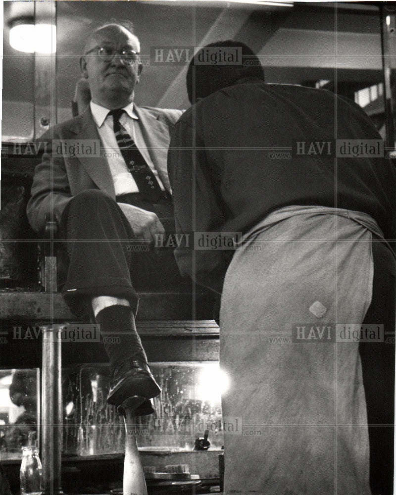 1958 Press Photo SHOE SHINING CHRISTYS - Historic Images