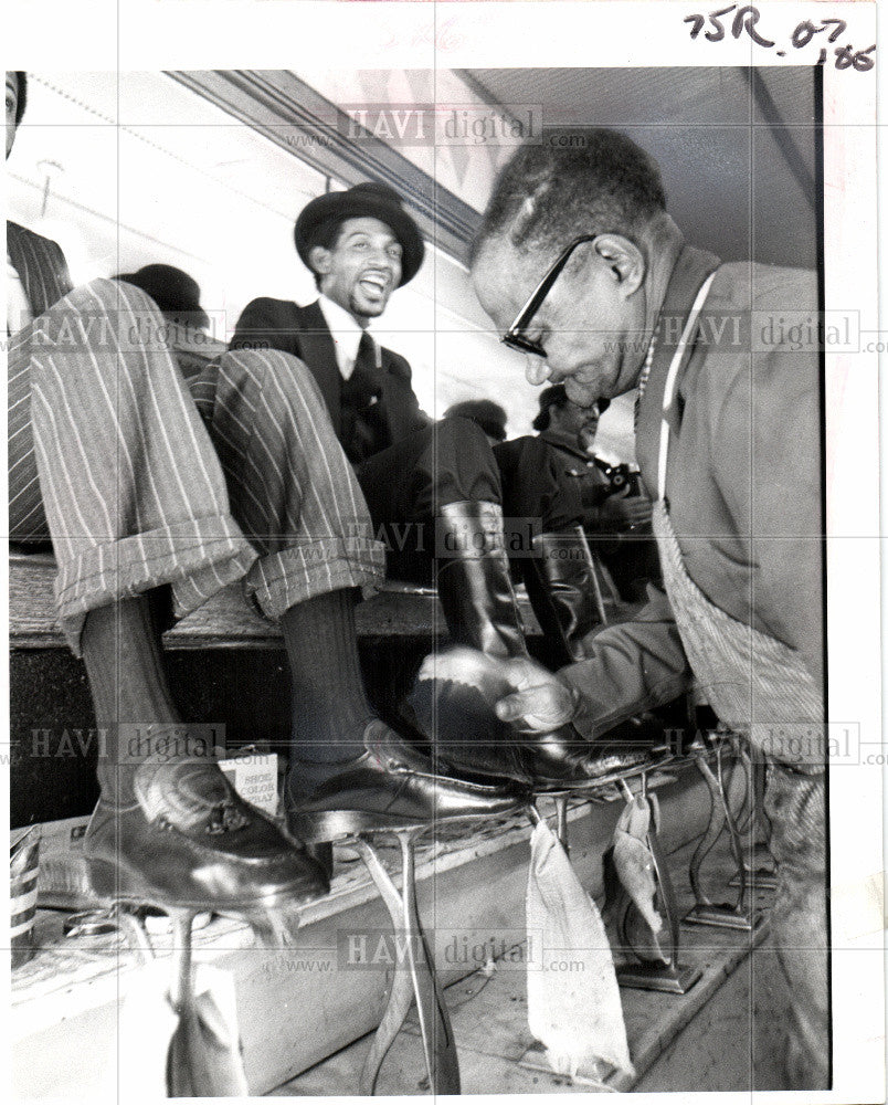 1977 Press Photo Shoe shiner - Historic Images