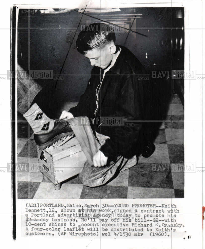 1960 Press Photo Keith Bennett young promoter shoeshine - Historic Images