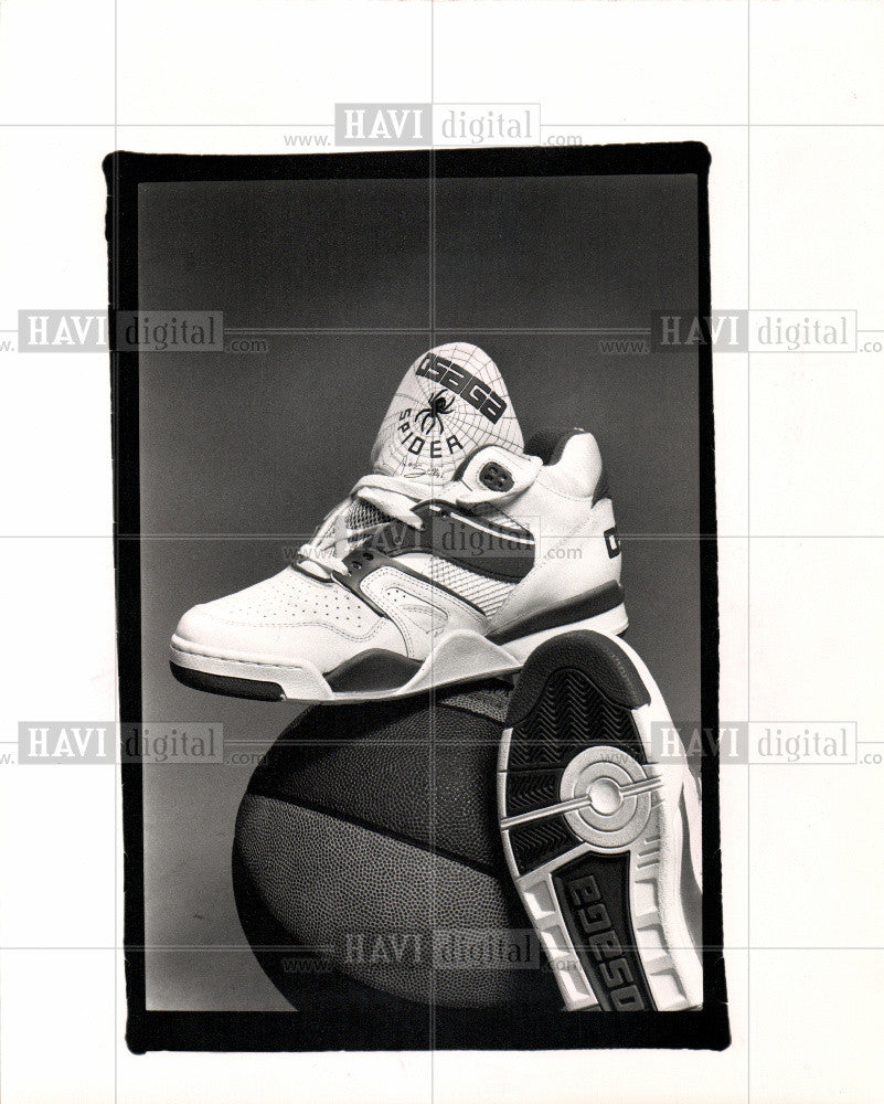 1990 Press Photo John Spider Salley Basketball Shoes - Historic Images
