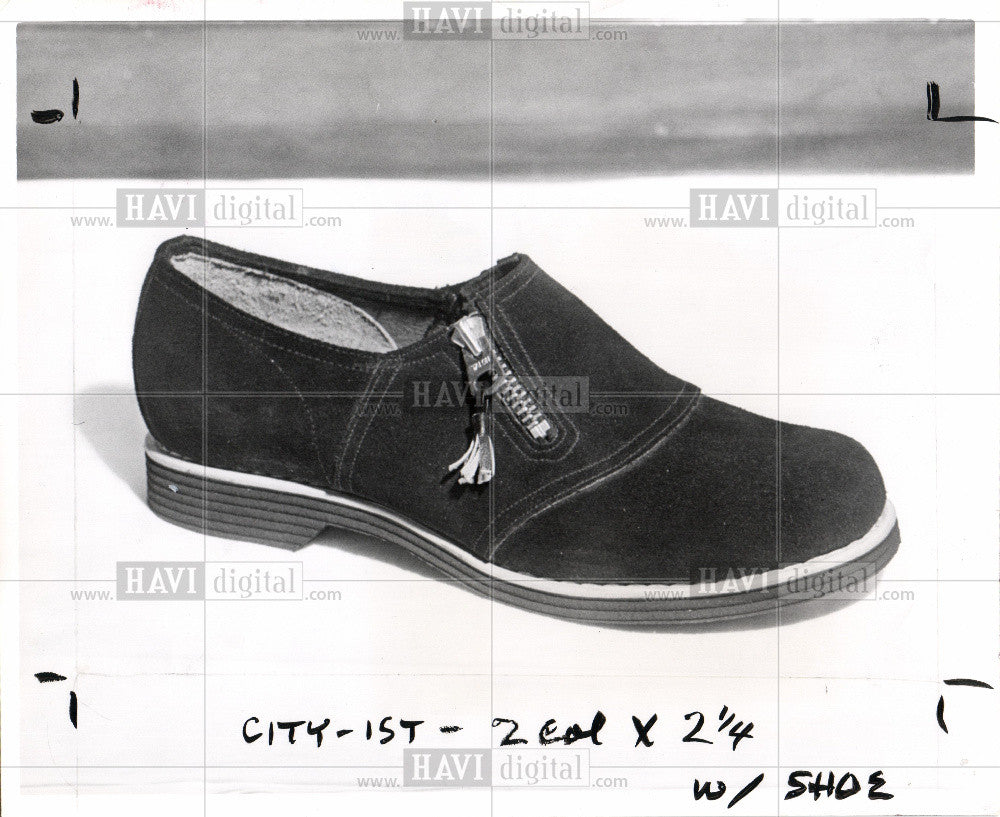 1954 Press Photo Men&#39;s Shoe - Historic Images