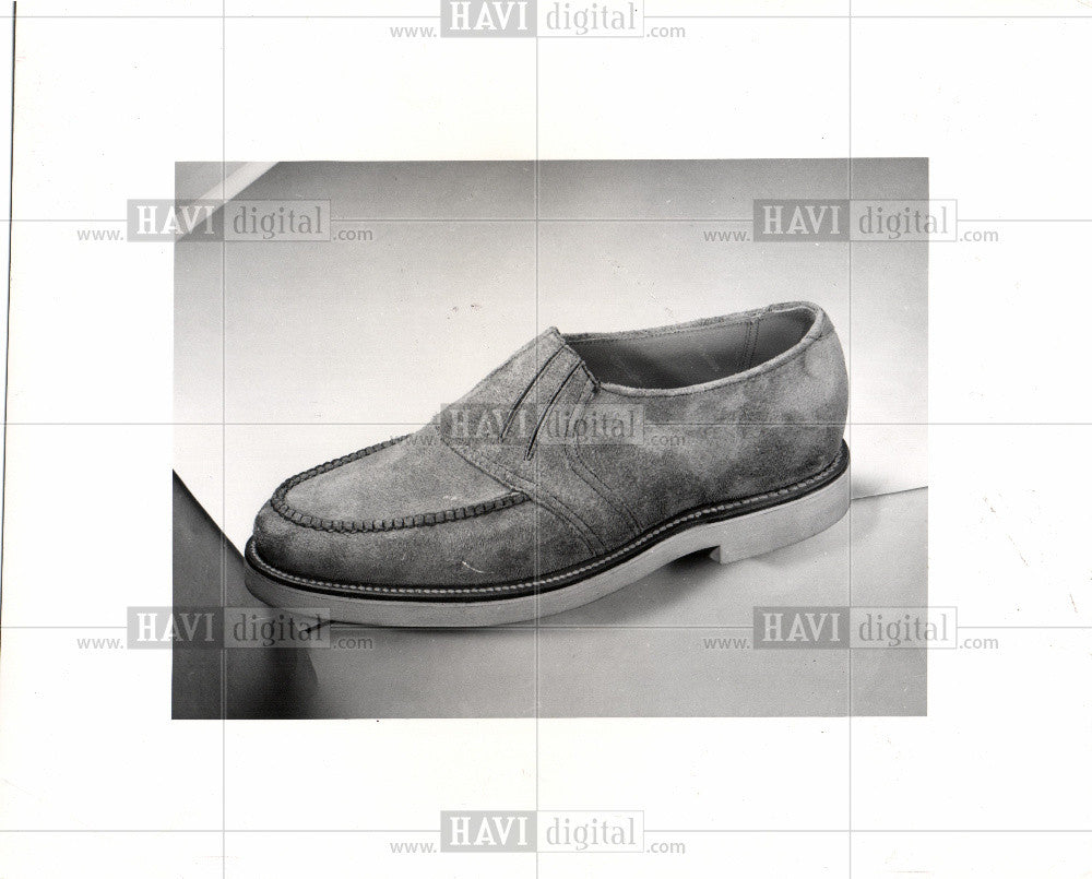 Press Photo footwear advertising - Historic Images