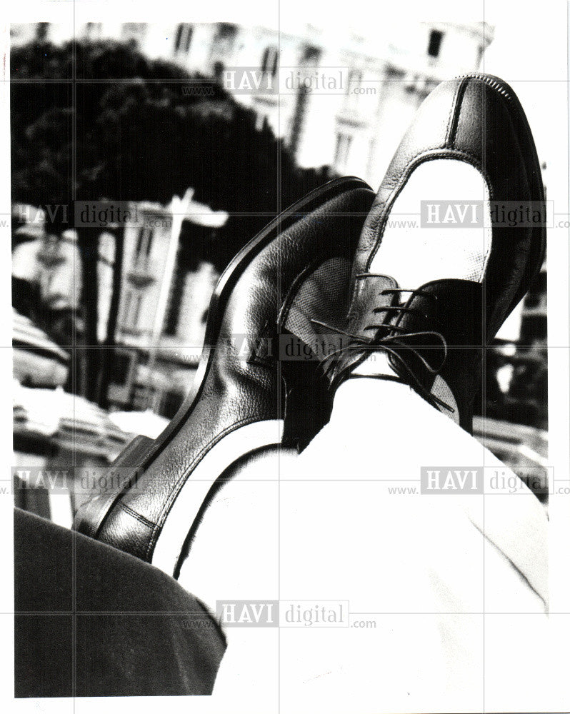 1995 Press Photo SHOES-men fashion calendar art - Historic Images