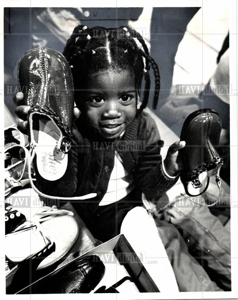 1972 Press Photo Free shoes, Angela Mallory - Historic Images