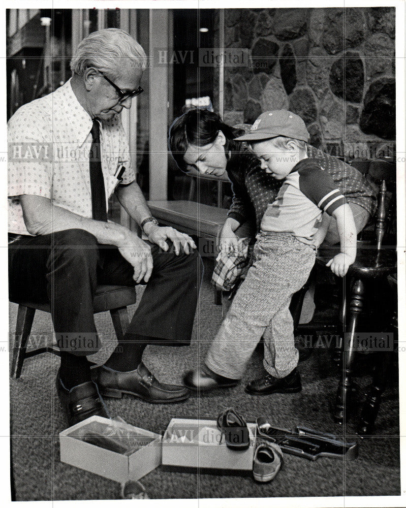 1975 Press Photo child shoe fitting, mom Marilyn - Historic Images