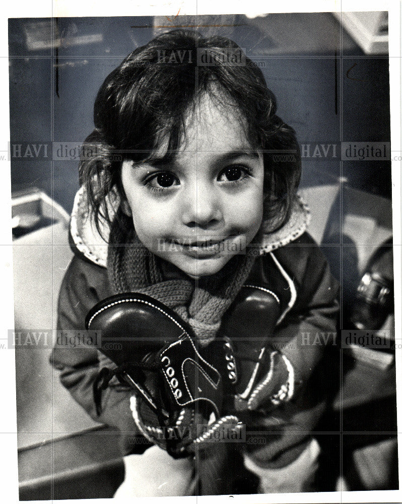 1983 Press Photo Angela Lulqguraj shoes doc - Historic Images