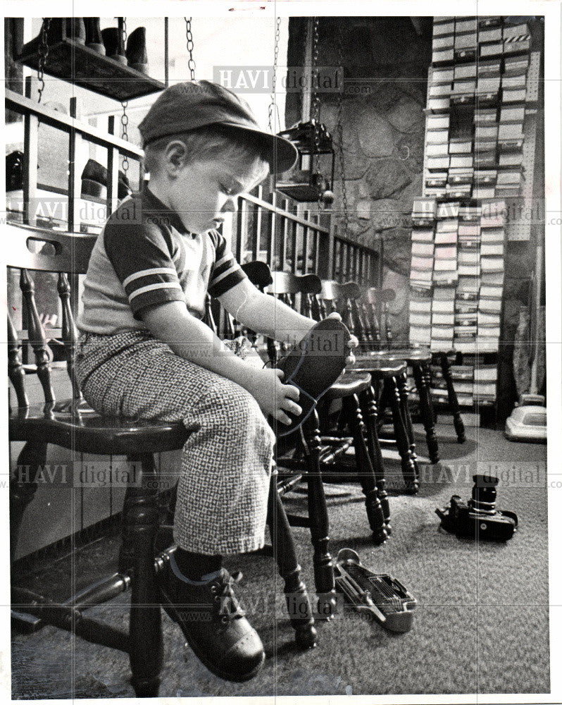 1975 Press Photo Shoe Shopping - Historic Images