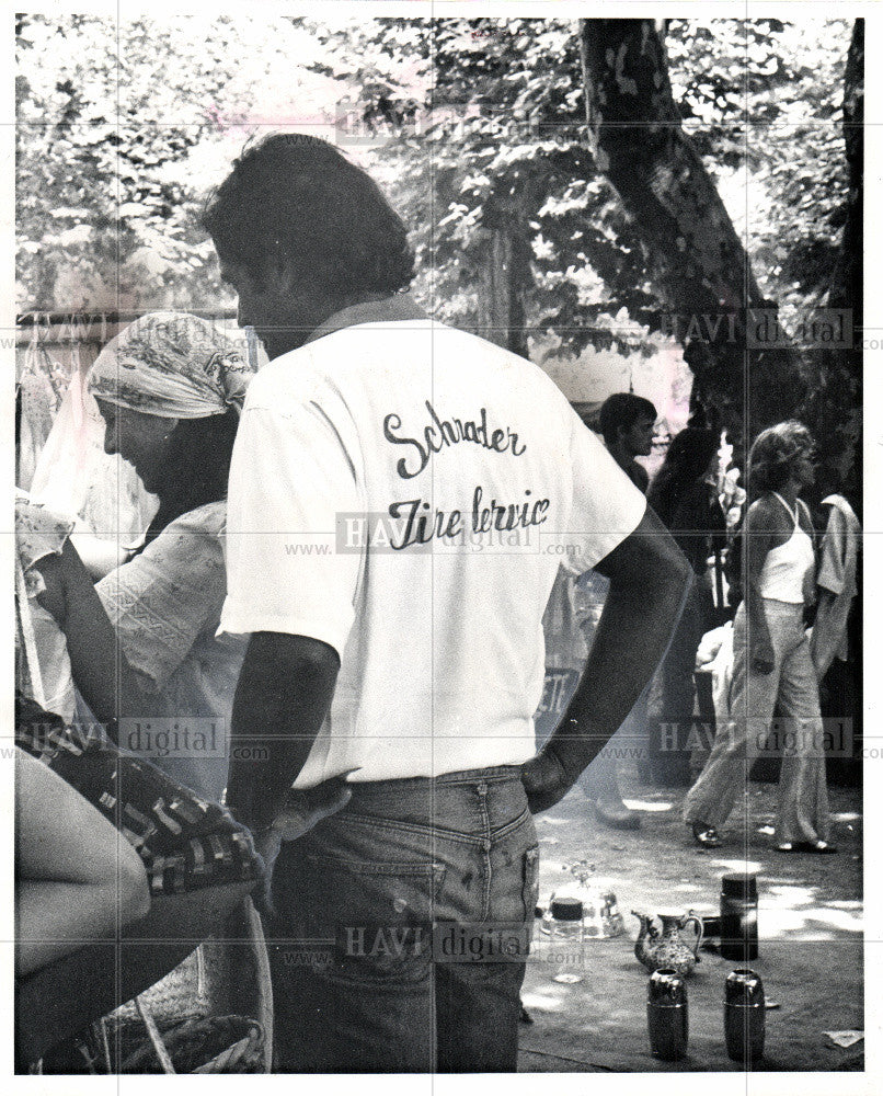 1974 Press Photo slogan SHIRTS - Historic Images