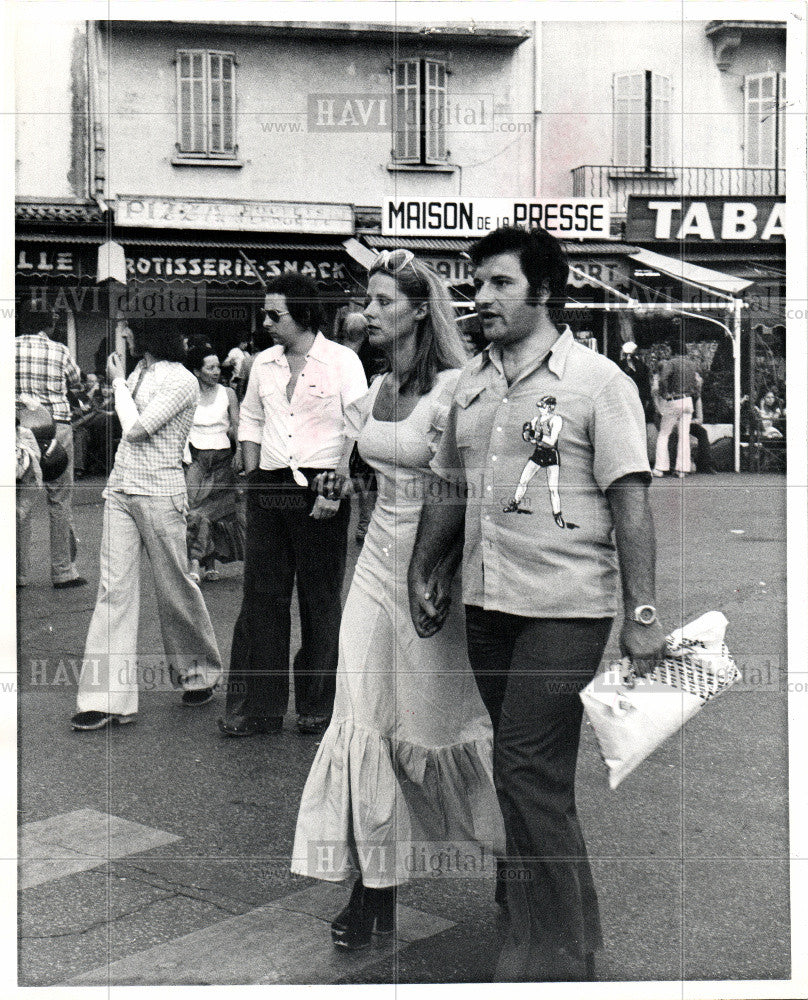 1974 Press Photo screen printed short sleeve shirt 70&#39;s - Historic Images