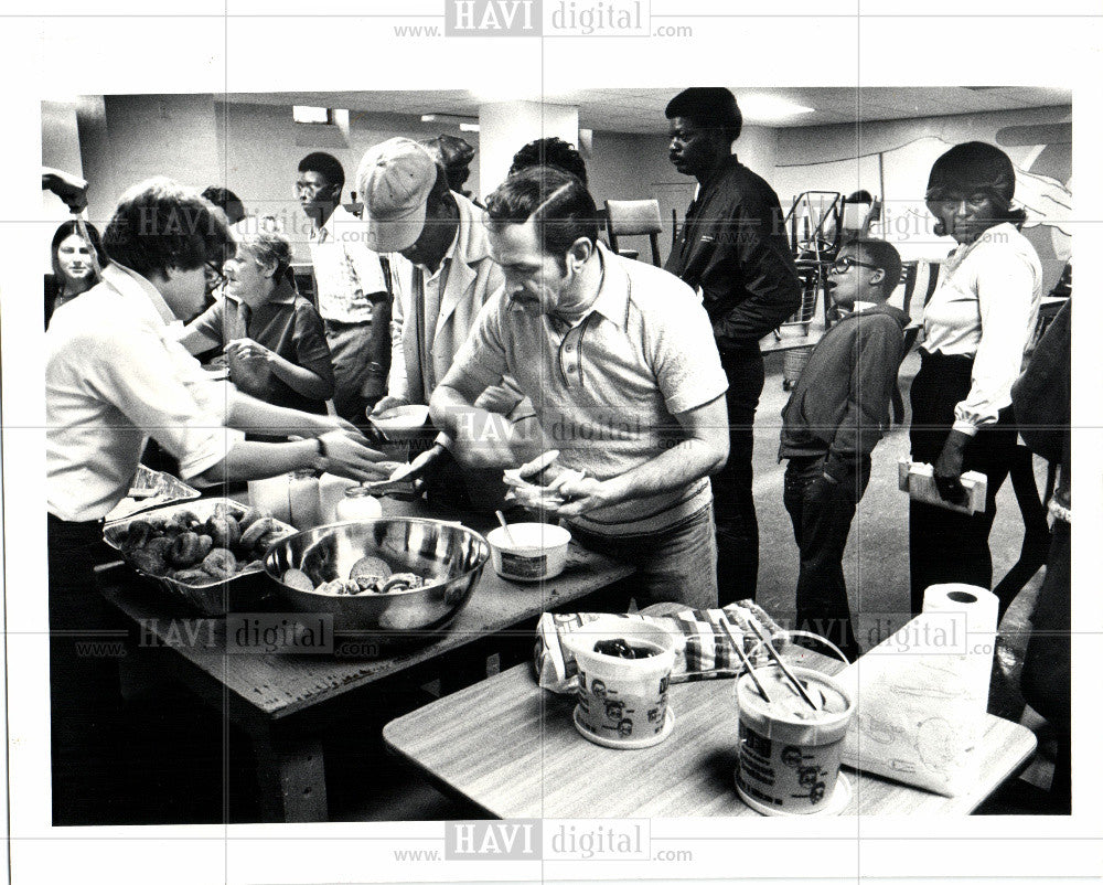 1982 Press Photo Soup Kitchen  Free Food Charity Americ - Historic Images