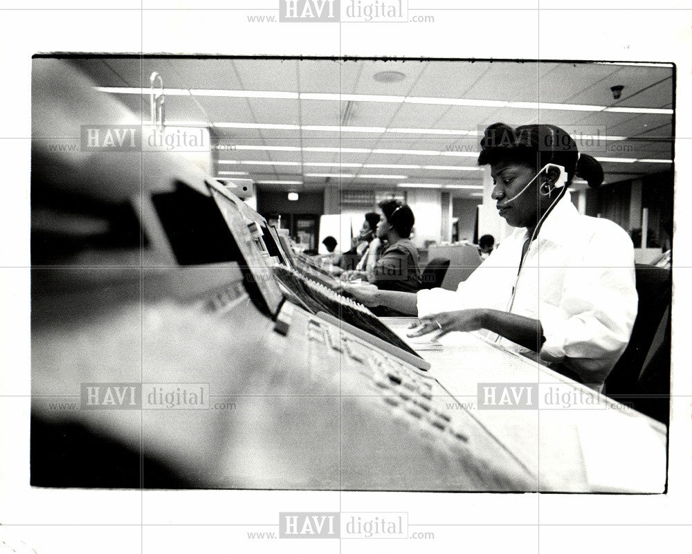 1985 Press Photo Telephone-operators - Historic Images