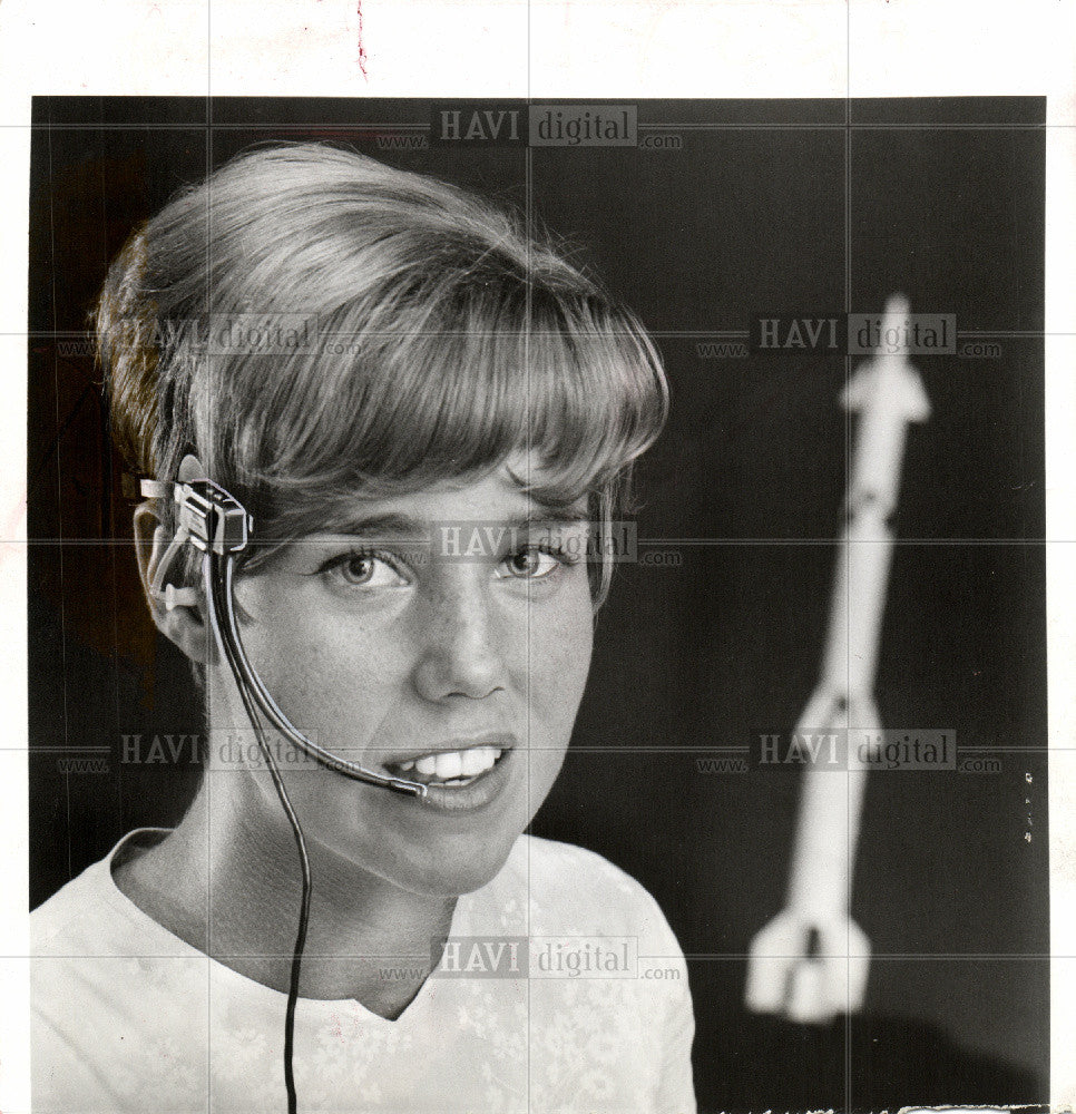 1965 Press Photo provides assistance to telephone call - Historic Images