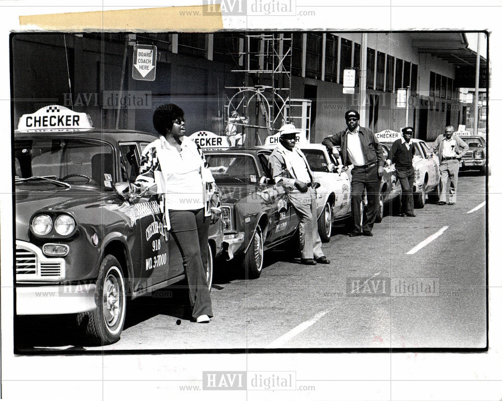 1977 Press Photo Taxicab Hire Vehicle Driver Taxi Cab - Historic Images