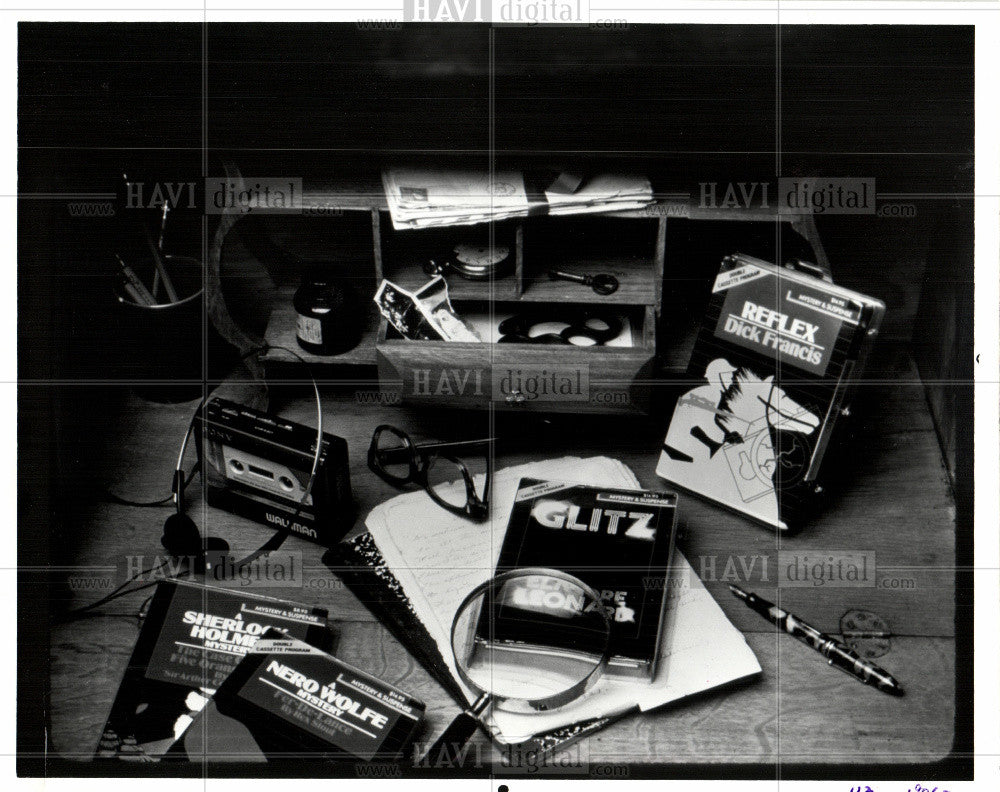 1985 Press Photo Audio cassettes books tape recorder - Historic Images