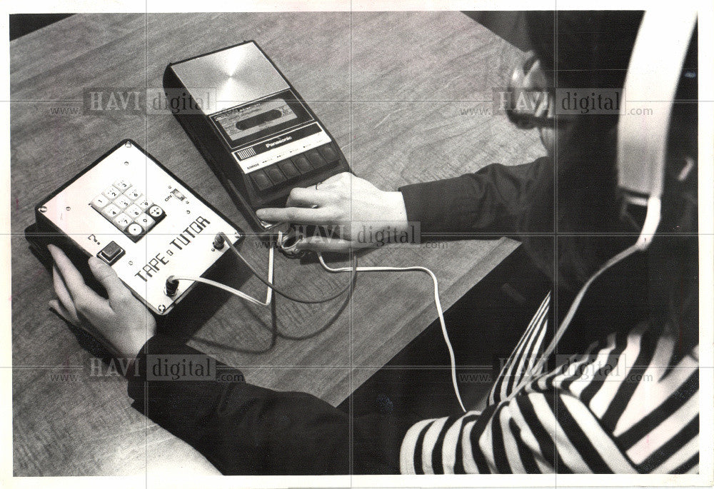 1977 Press Photo Teaching system uses a tape player. - Historic Images