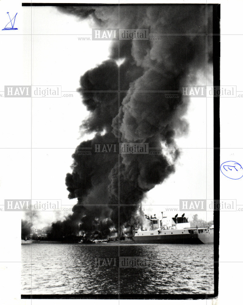 1990 Press Photo JUPITOR GAS FIRE IN BAY CITY - Historic Images