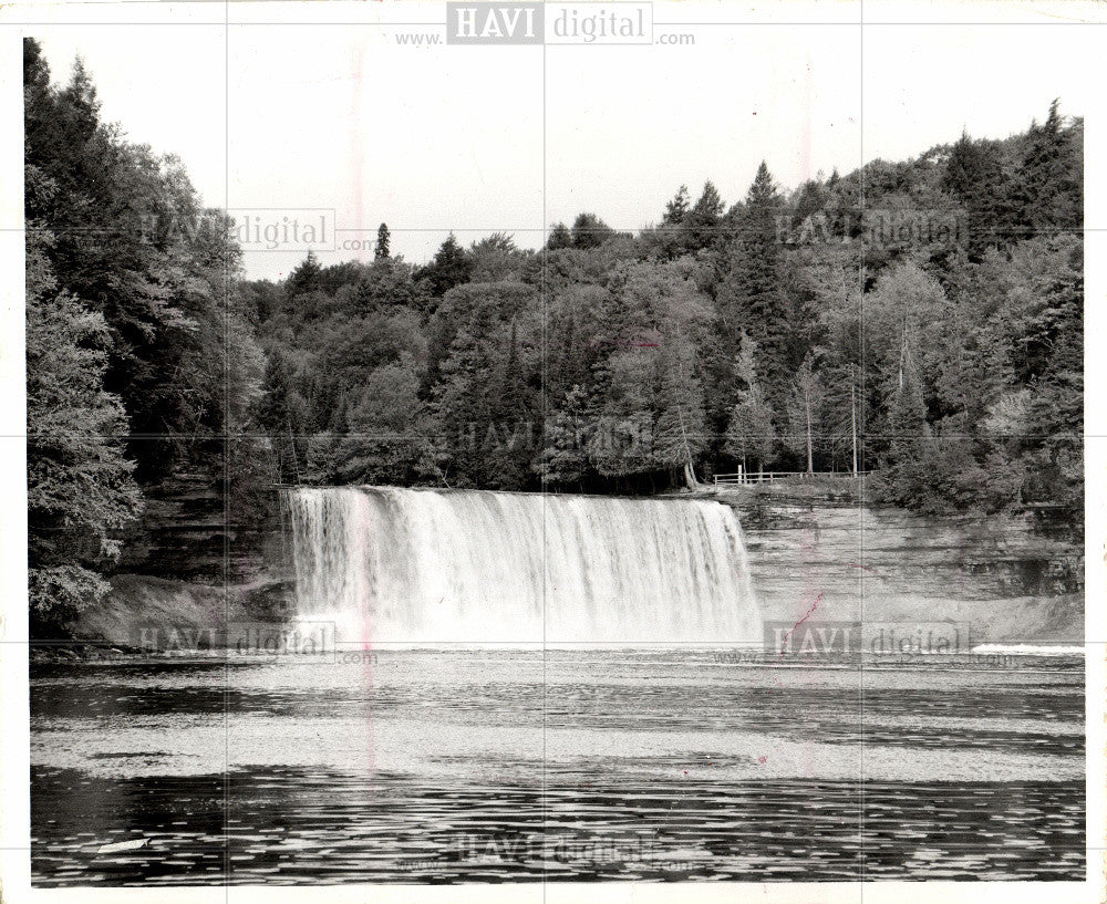 1984 Press Photo Tahquamenon Falls - Historic Images