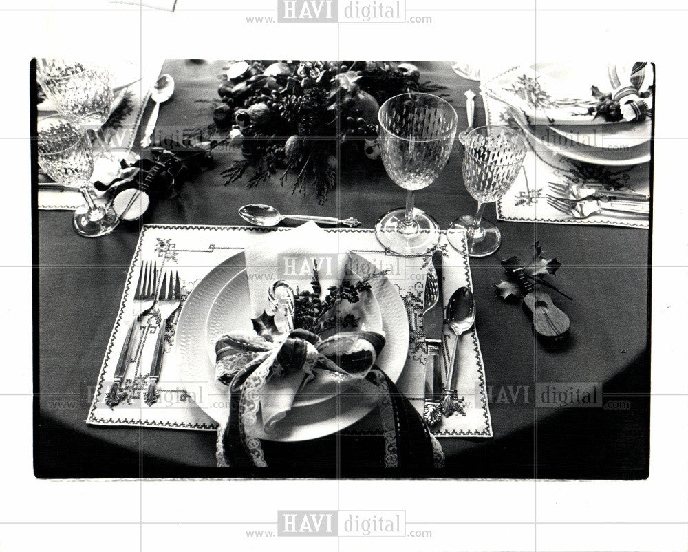 1983 Press Photo table-setting with tableware - Historic Images
