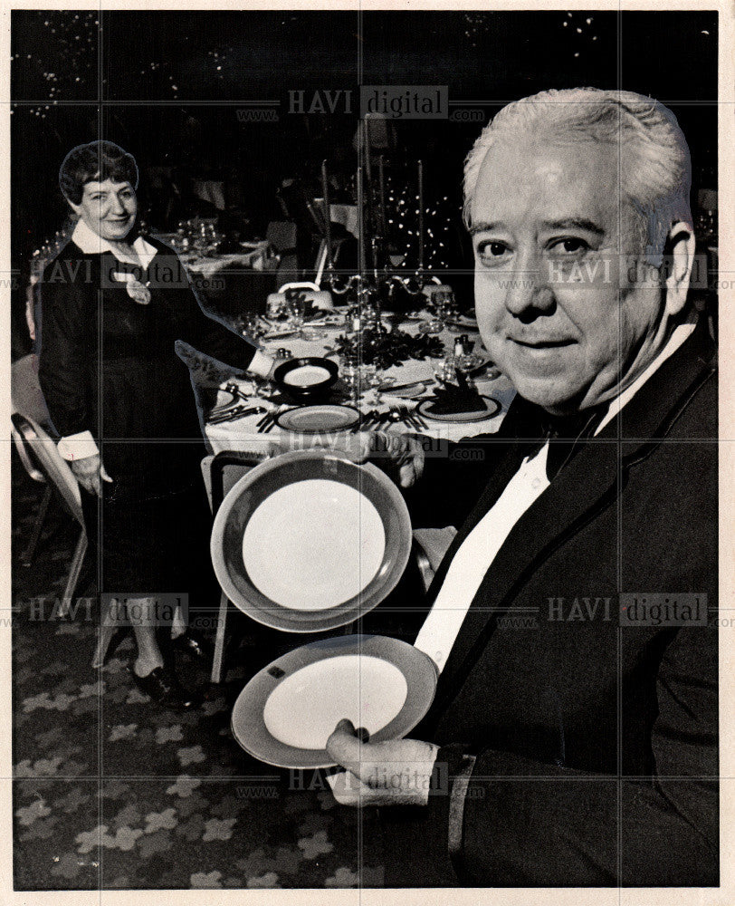 1974 Press Photo set a table for eating a meal. - Historic Images