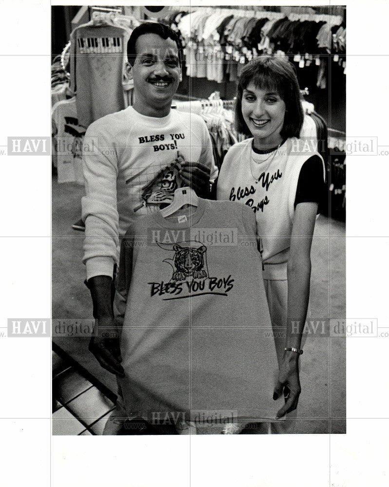 1984 Press Photo T-shirt knitted Joe Bruce Fairlane - Historic Images