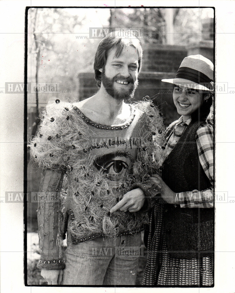 1976 Press Photo Barbara Cooper John Hawthorne shirt - Historic Images