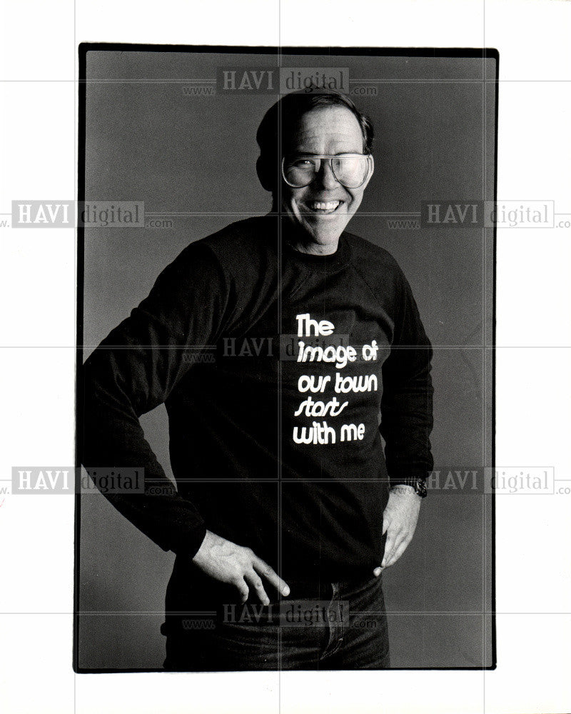 1985 Press Photo T shirt - Historic Images