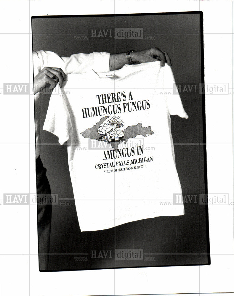 1992 Press Photo T-shirt knitted shirt - Historic Images