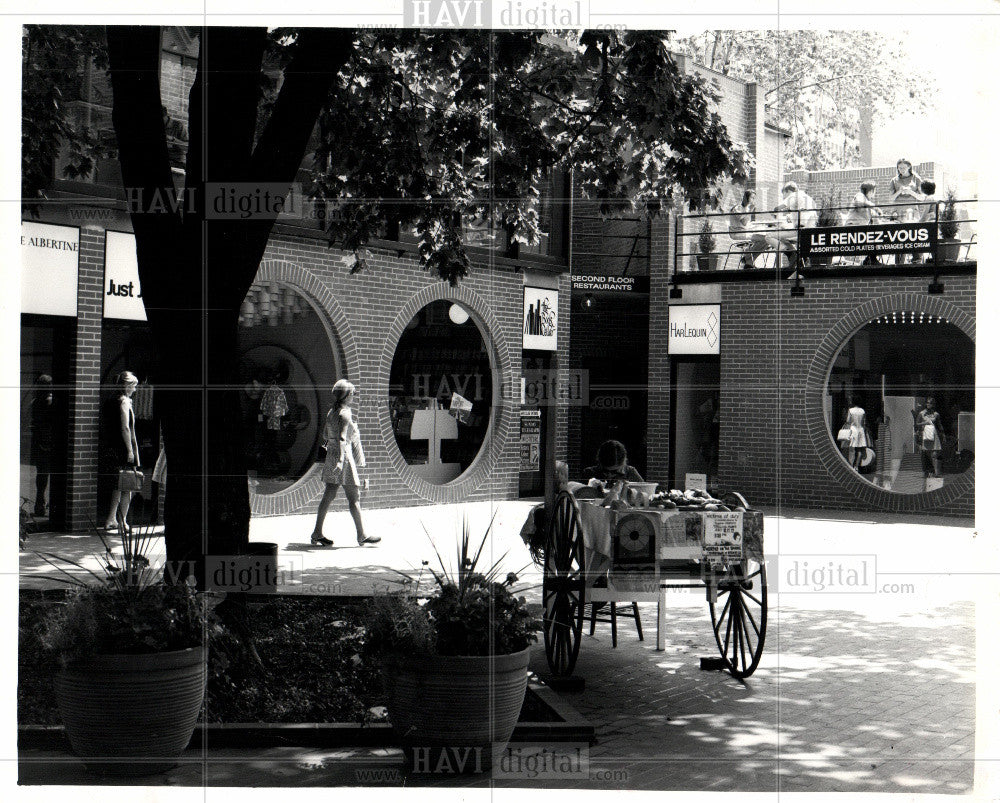 1976 Press Photo Toronto York Square dining shopping - Historic Images