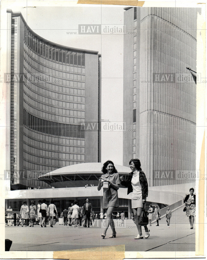 1974 Press Photo Toronto&#39;s striking city hall strollers - Historic Images