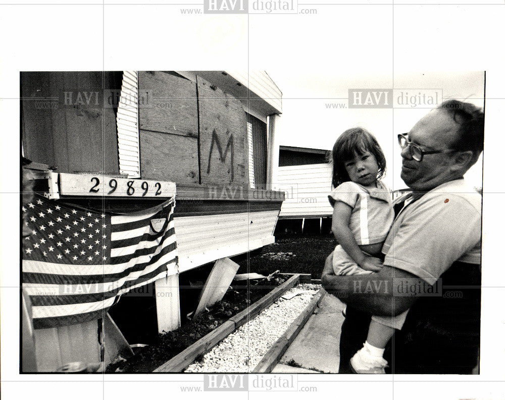 1987 Press Photo Bob Harland mobile home damaged visit - Historic Images