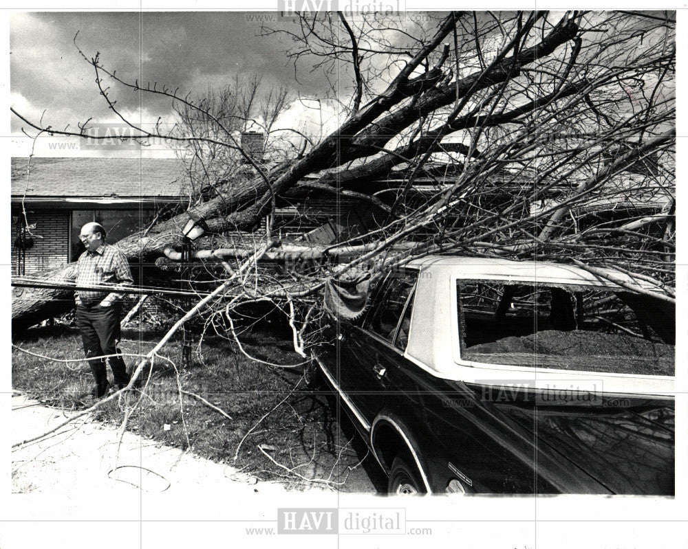 1983 Press Photo Tornado destruction  suburb&#39;s neighbor - Historic Images