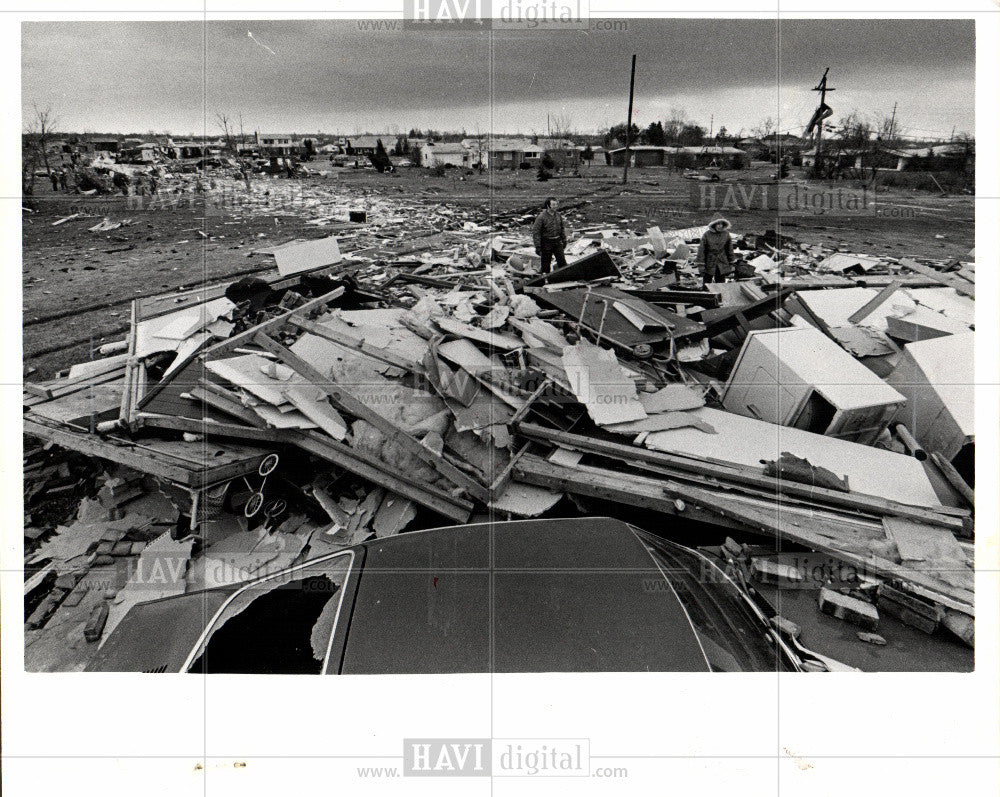 1976 Press Photo wreckage,tornado,kenneth,feldman,trait - Historic Images