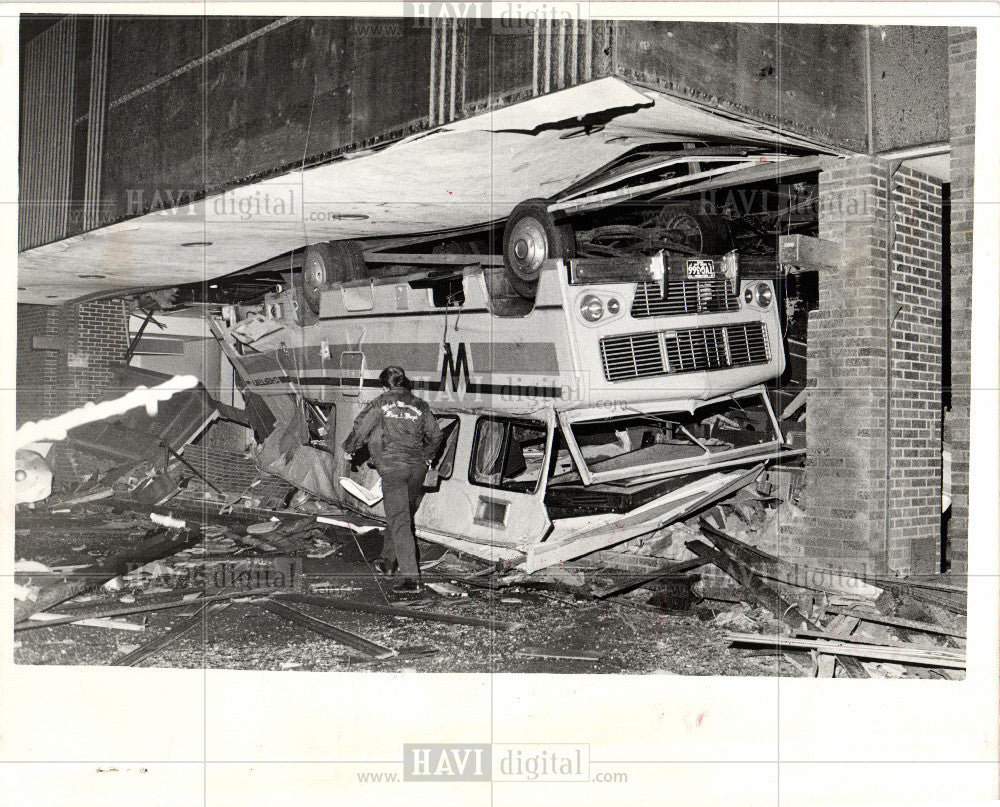 1976 Press Photo Tornado van hurled bank Maple Orchard - Historic Images