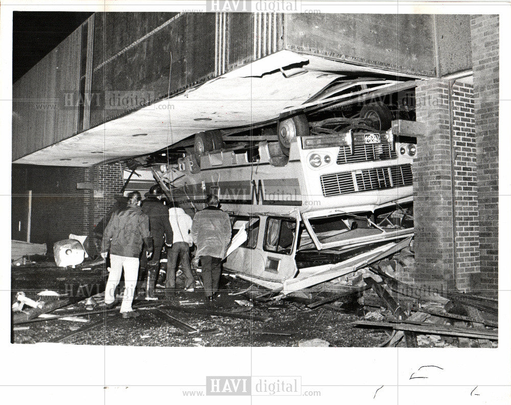 Press Photo Car Wreck building - Historic Images