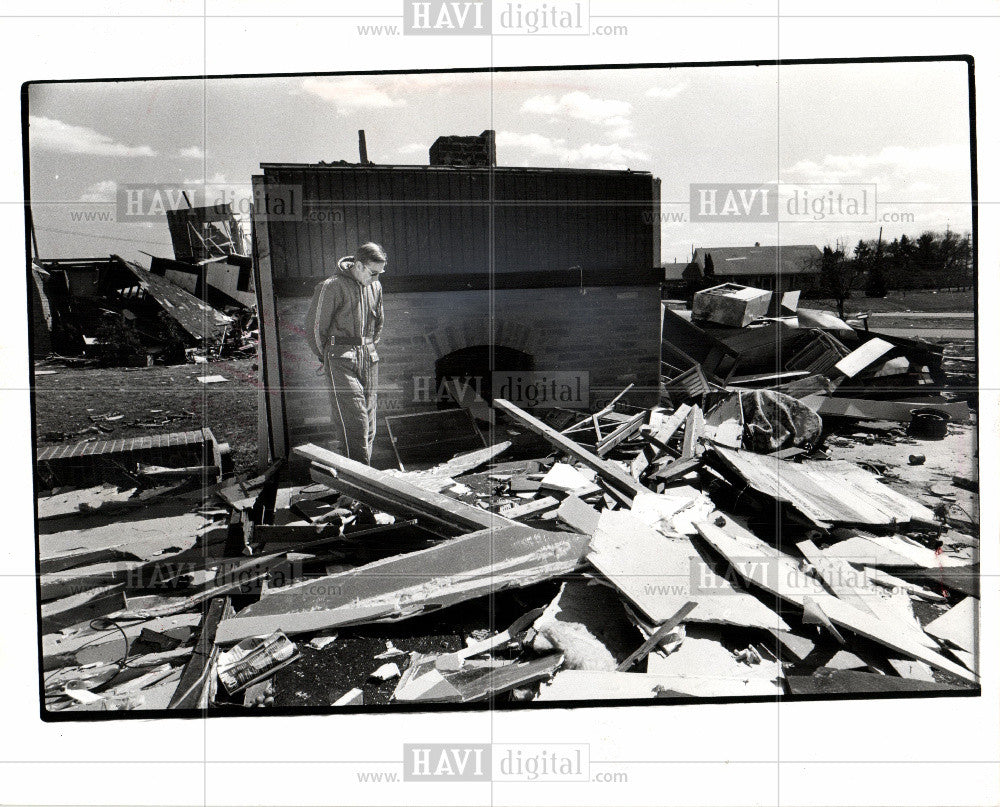 1976 Press Photo Family picks up the pieces of a Wind - Historic Images