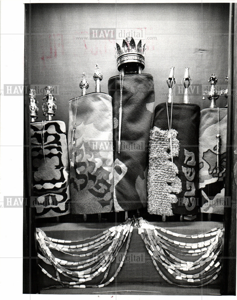 1975 Press Photo Temple Emanu-El&#39;s Torah covers - Historic Images