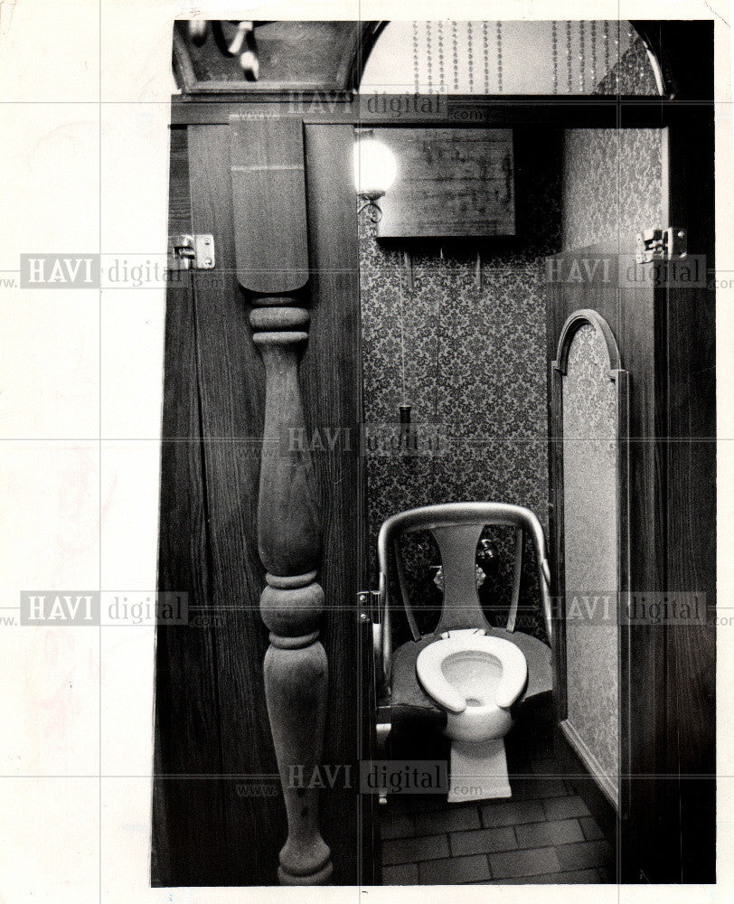 1974 Press Photo Toilet ladies powder room Jim&#39;s Garage - Historic Images