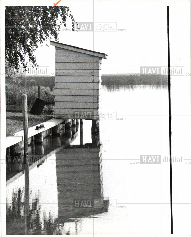 1978 Press Photo Outhouses cottages over the water - Historic Images