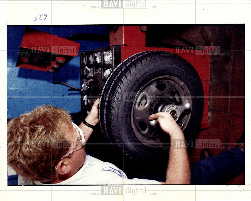 1992 Press Photo Tires , Tire balance - Historic Images