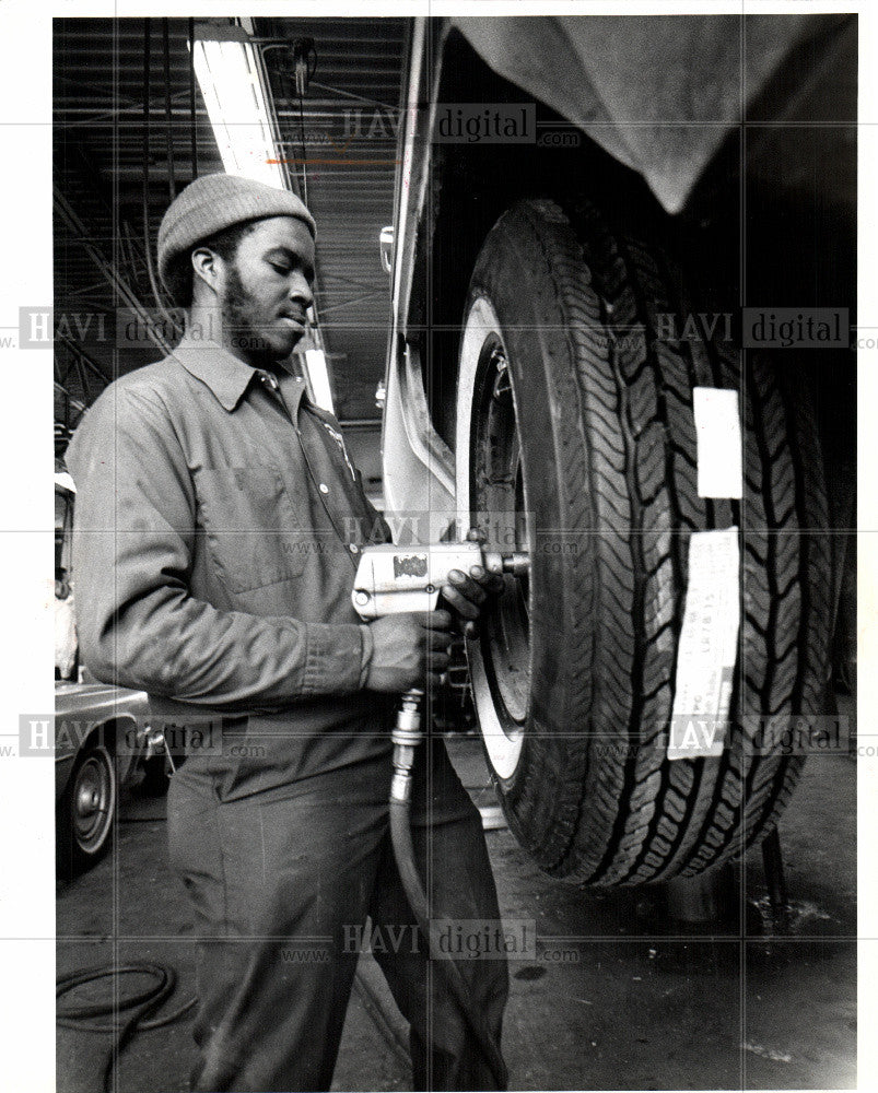 1978 Press Photo Steven Davis Mount Firestone Tire - Historic Images