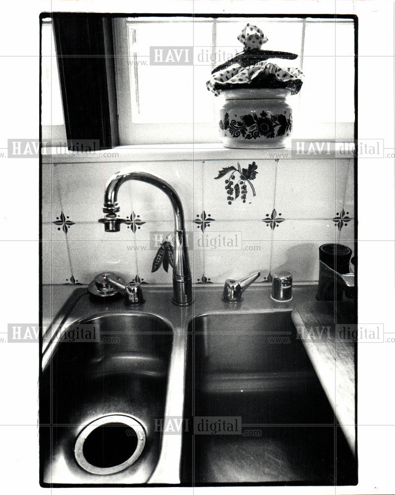 1982 Press Photo Tile bathroom ceiling walls floors - Historic Images