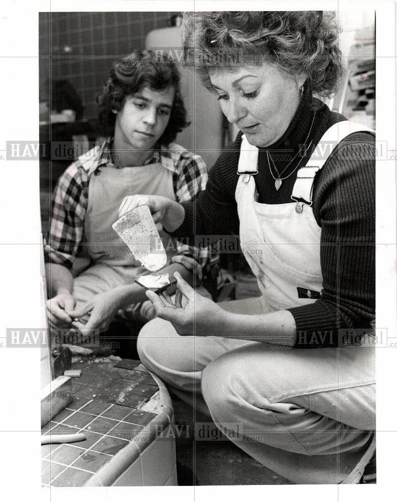 1977 Press Photo Tile setters Ancient trade - Historic Images