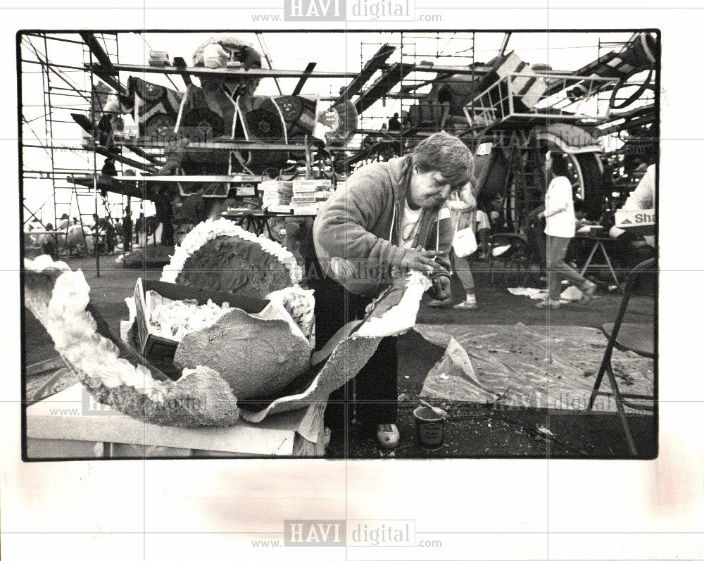 1988 Press Photo Mary Zylla, Unocal float - Historic Images