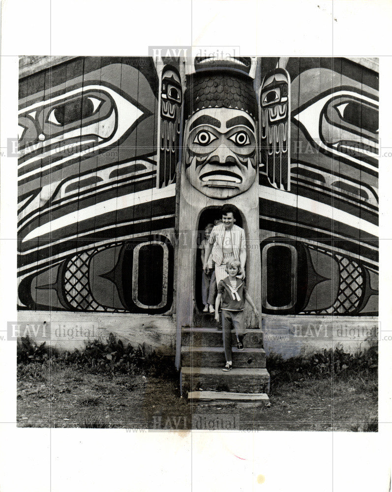 1967 Press Photo totem poles Community house Indian - Historic Images