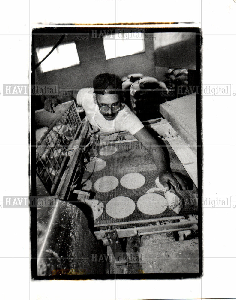 1991 Press Photo Tortilla factory conveyor belt - Historic Images