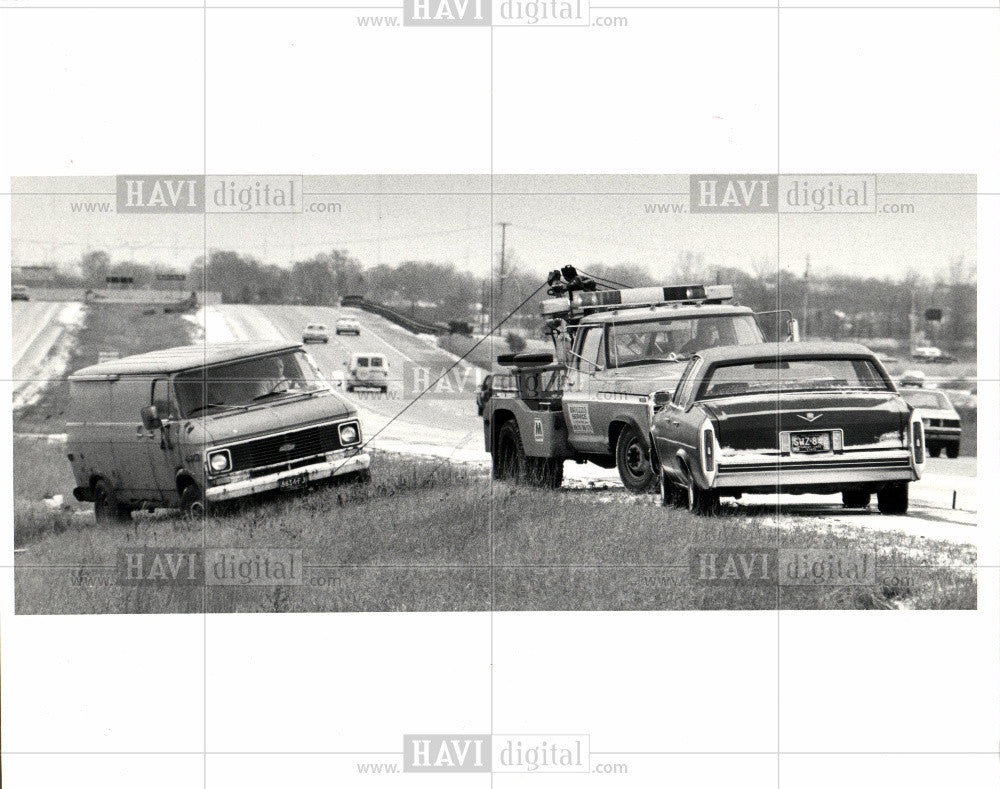 1983 Press Photo Tow Truck Taylor Michigan Allen Road - Historic Images