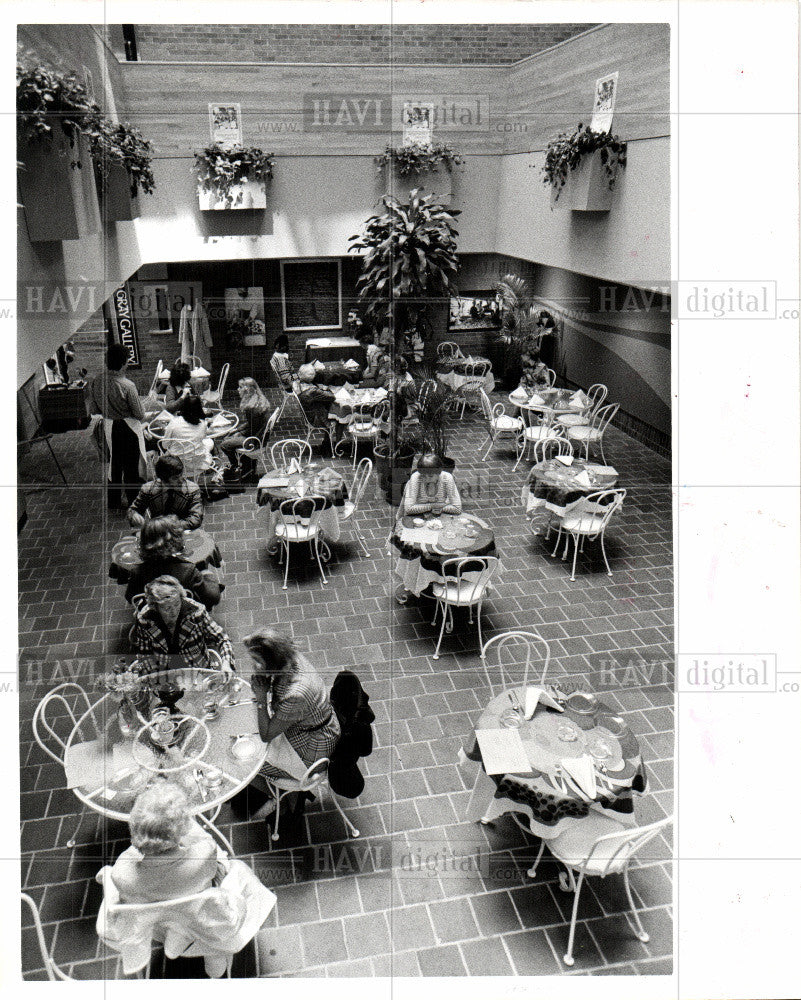 1982 Press Photo Tweeny&#39;s,restaurant,skylit,shop,waiter - Historic Images