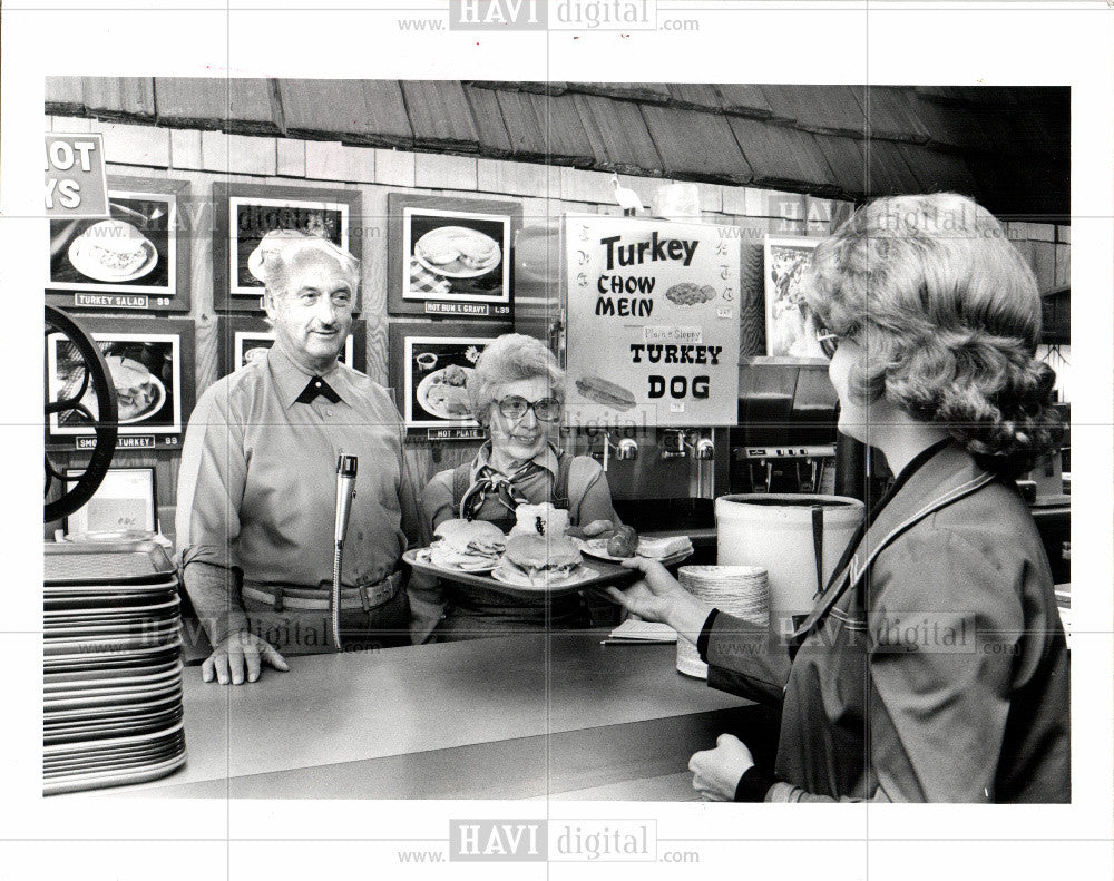 1977 Press Photo Wayne Majorie Cornwell turkey Sharon - Historic Images