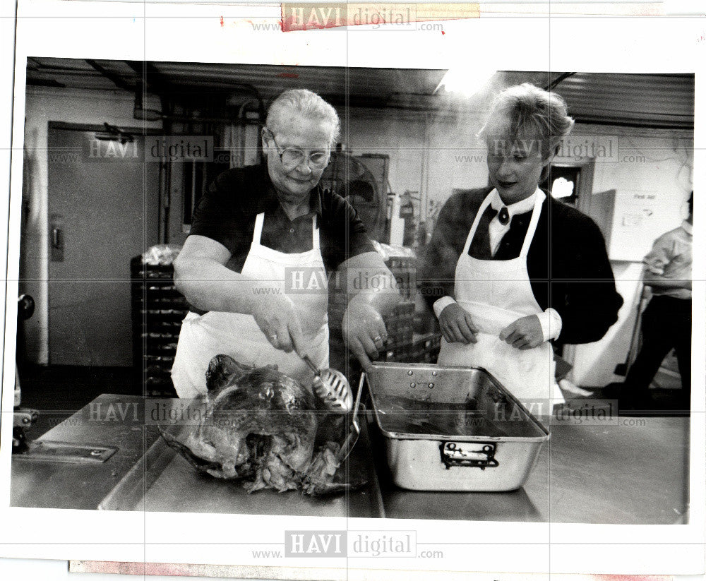 1992 Press Photo Mary Baker Patti Cornwell turkey - Historic Images