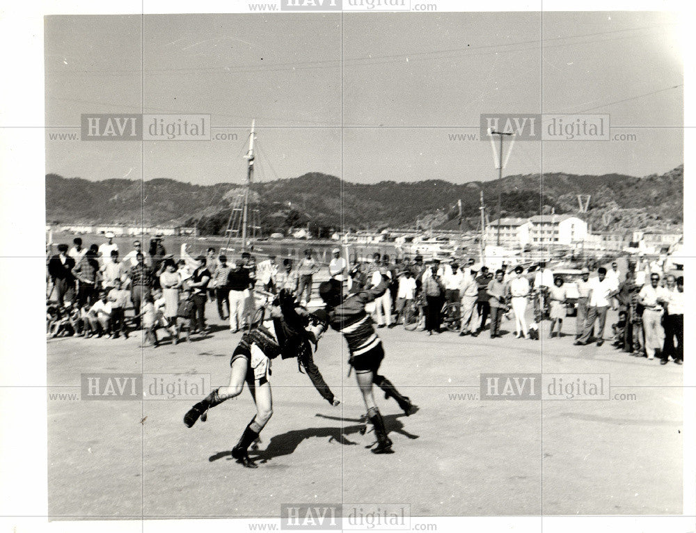 Press Photo Folk dancing - Historic Images